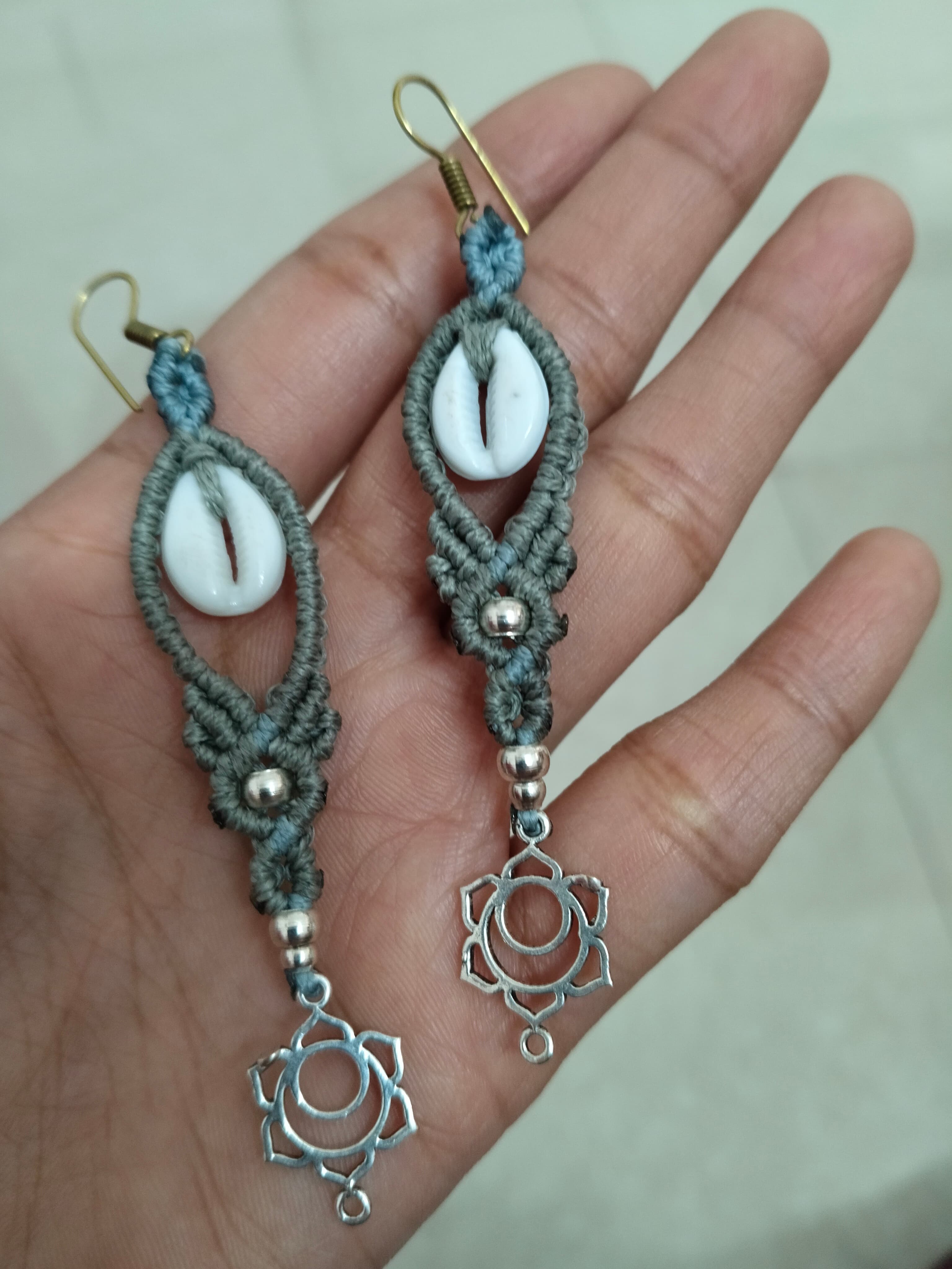 Shell grey earrings